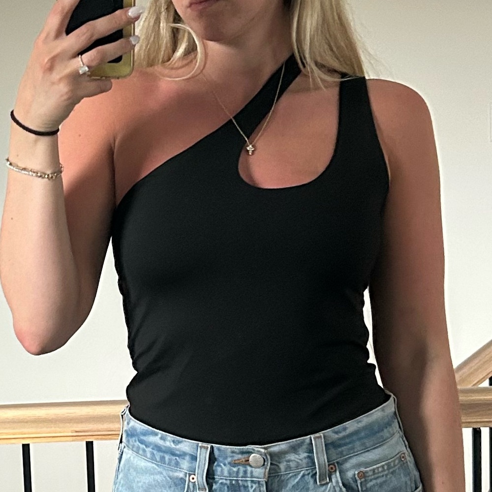 ReoRia Black Asymmetric One-Shoulder Cutout Tank